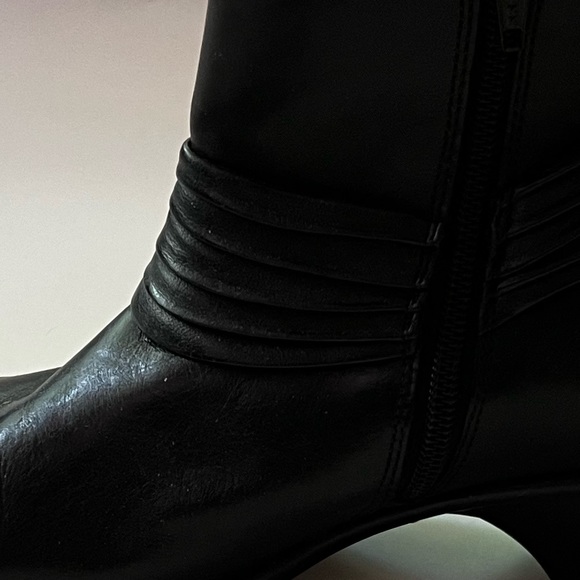 Like New CLARKS Leather Ankle Boots - Picture 4 of 9